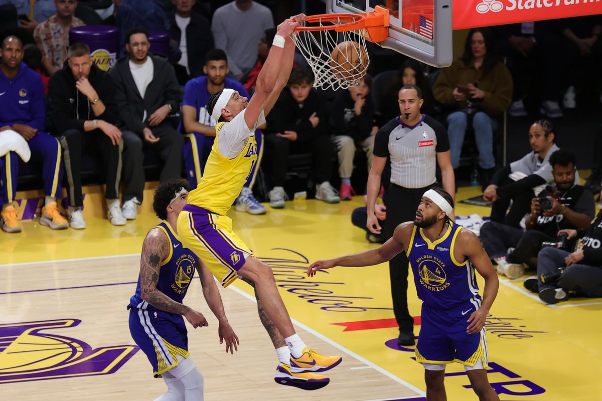 Los Angeles Lakers center Jaxson Hayes (11) dunks the basketball during an NBA game against the Golden State Warriors on February 7, 2025 in Los Angeles, CA.