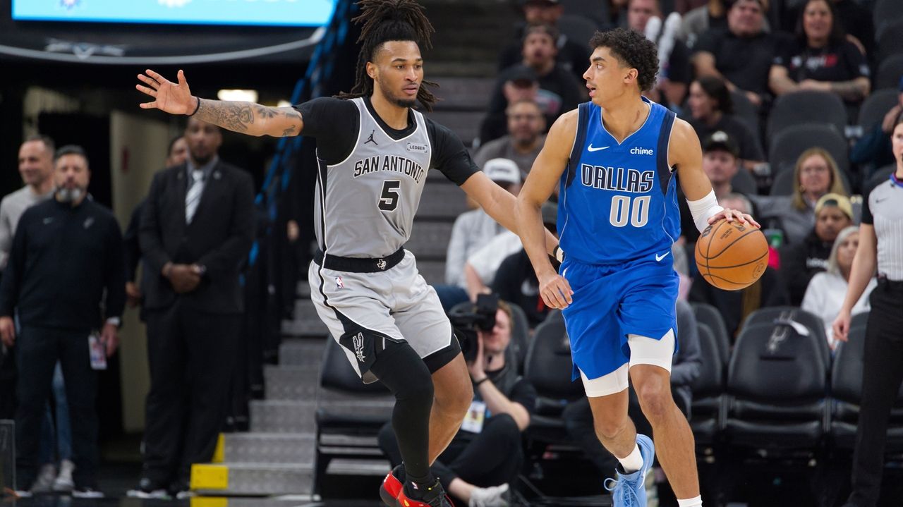 The ball bounced Castle's way for a career-high 40 points in triple-double in Spurs' win over Mavs