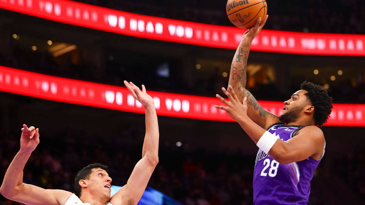 Sensabaugh's clutch 3 lifts Jazz over Heat 115-111