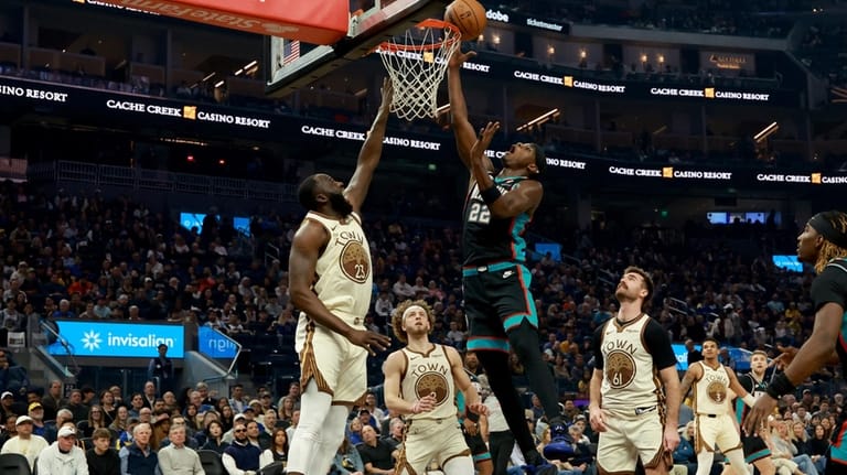 Memphis Grizzlies forward Taylor Hendricks (22) shoots against Golden State...