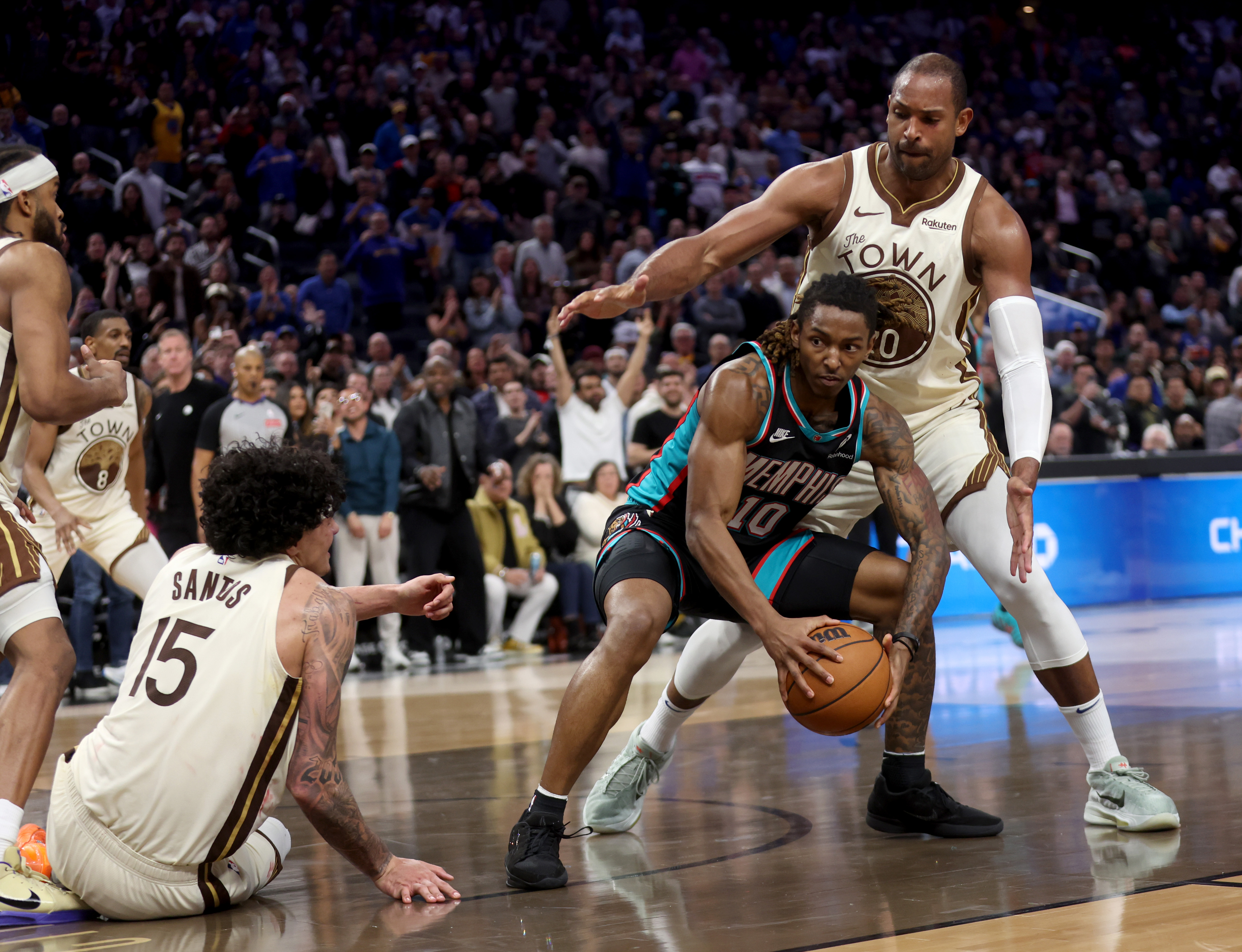 Golden State Warriors’ Al Horford #20 guards Memphis Grizzlies’ Javon...