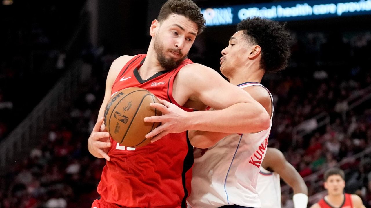 Leonard's three-point play in final seconds lifts Clippers to a 105-102 win over Rockets