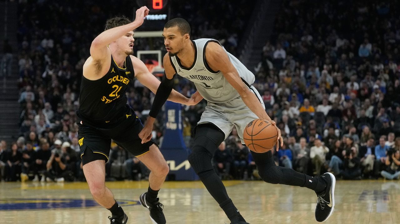 Fox and Wembanyama lead the Spurs past the Warriors 126-113 for their 6th straight win