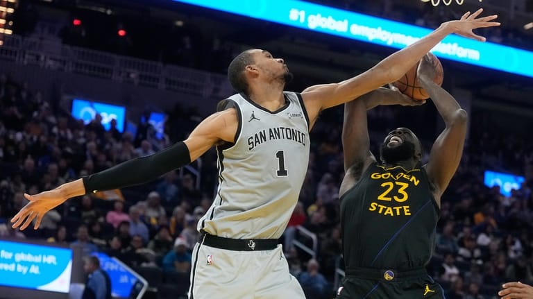 Golden State Warriors forward Draymond Green (23) shoots against San...