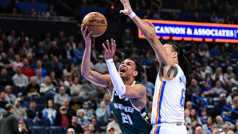 Milwaukee Bucks forward Ousmane Dieng (21) shoots against Oklahoma City...