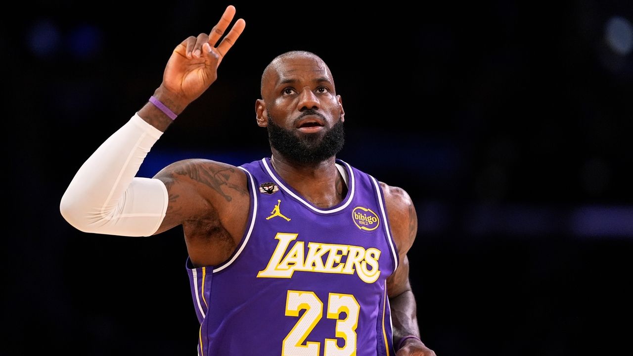 LeBron James becomes oldest player with triple-double in Lakers' 124-104 win over Mavericks