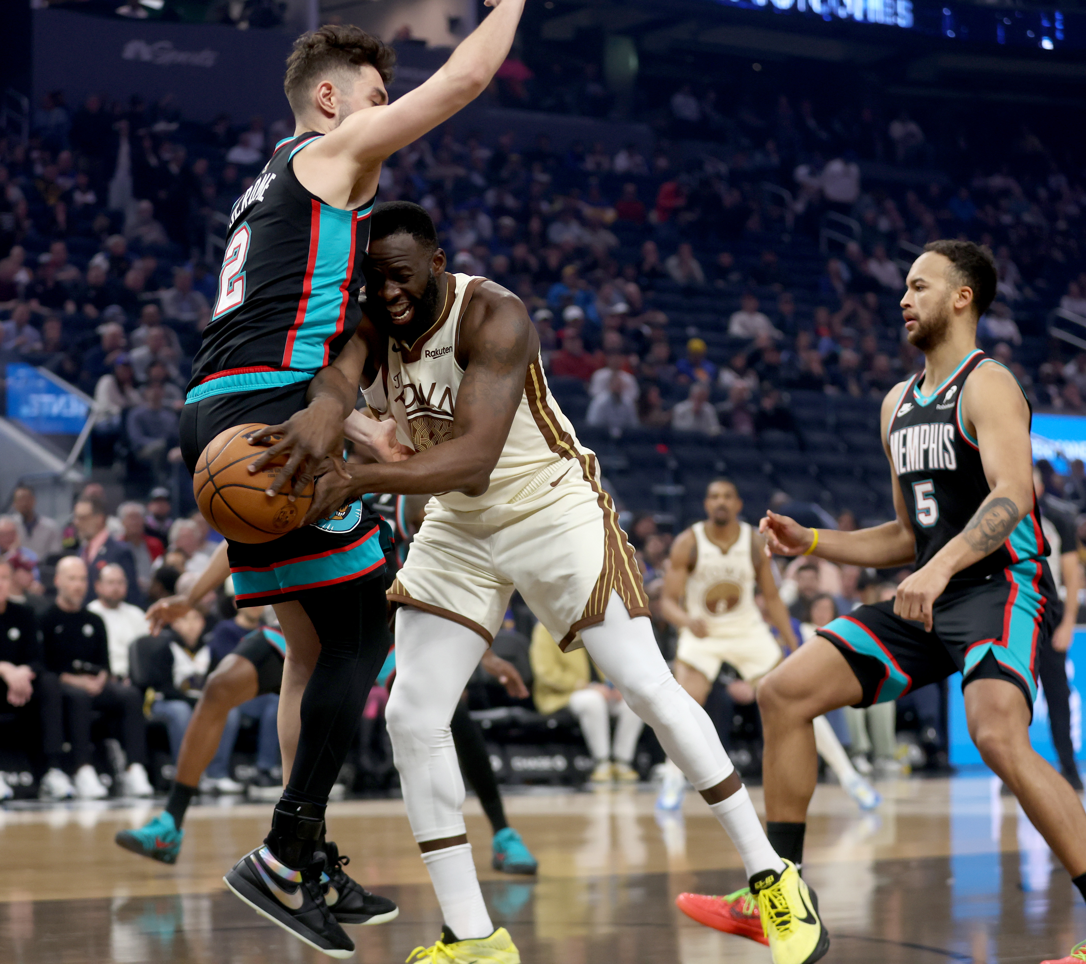 Golden State Warriors' Draymond Green #23 passes behind the back...