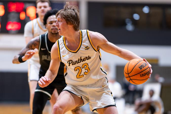 Men's Basketball Limits Findlay, Wins 73-60