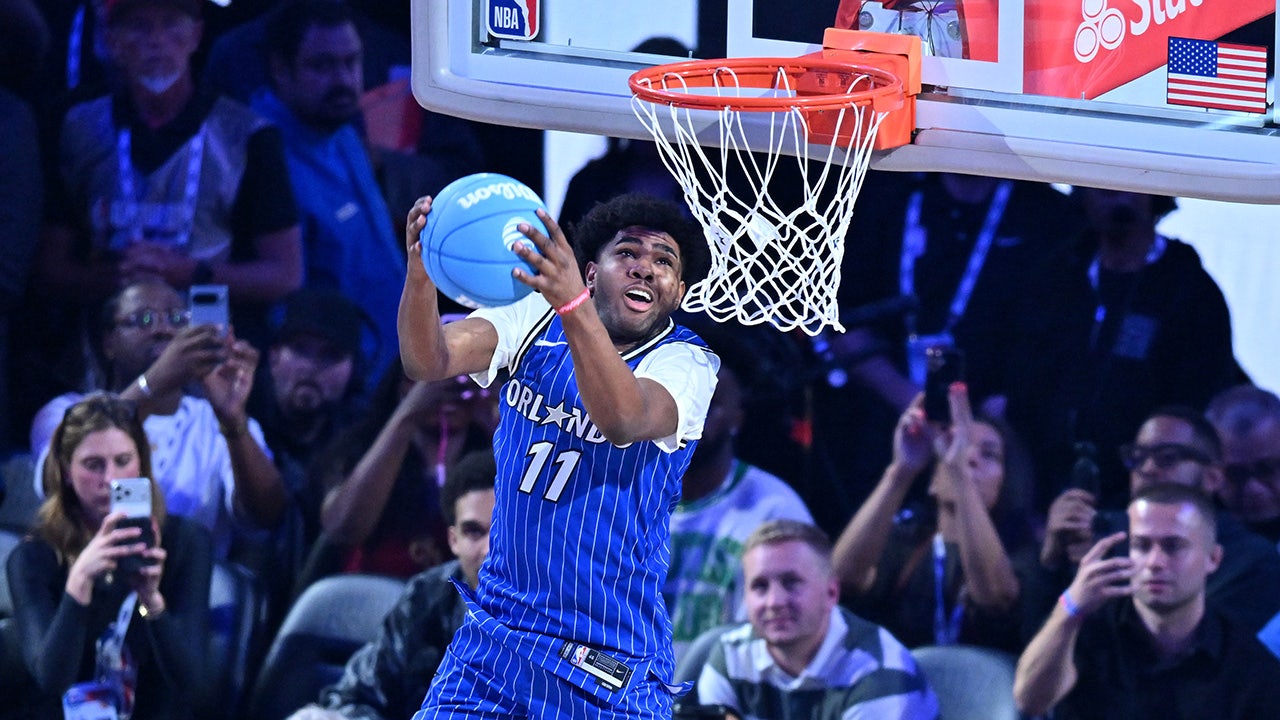 Magic's Jase Richardson falls on dunk attempt