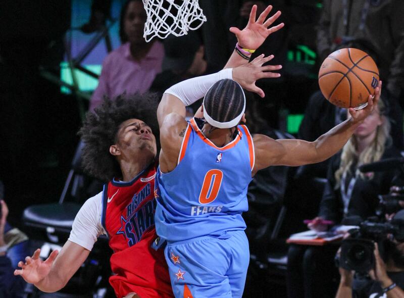 Pelicans guard Jeremiah Fears rises for a lay up while being guarded by Wizards guard Kyshawn George Friday.