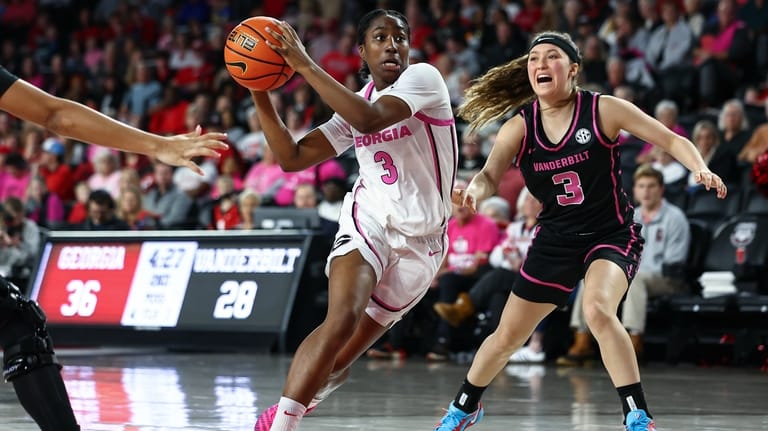 Georgia guard Dani Carnegie (3) dribbles against Vanderbilt guard Aubrey...