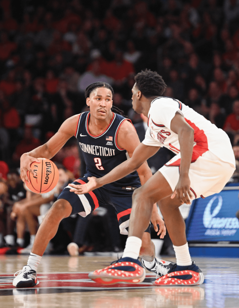 Men’s Basketball: No. 6 UConn sweeps Georgetown, Karaban sets program win record 