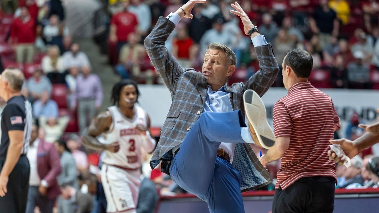 No. 25 Alabama survives Darius Acuff's huge night and beats No. 20 Arkansas 117-115 in 2OT