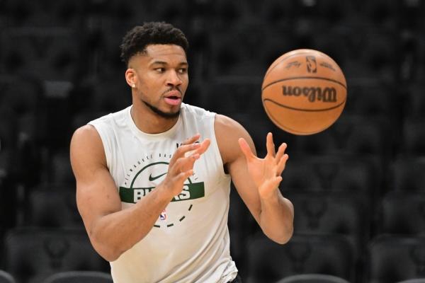 Without biggest star, Bucks look to keep rolling against Pelicans