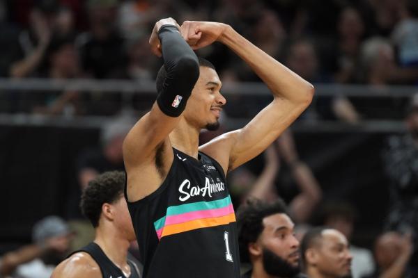 Spurs look for 8th straight win, face woeful Kings