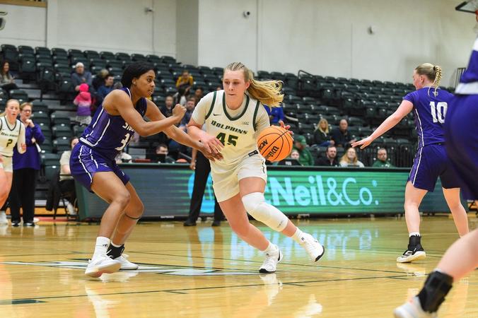 WOMEN'S BASKETBALL HOLDS ON AGAINST STONEHILL TO WIN FIFTH STRAIGHT GAME ON SATURDAY AFTERNOON