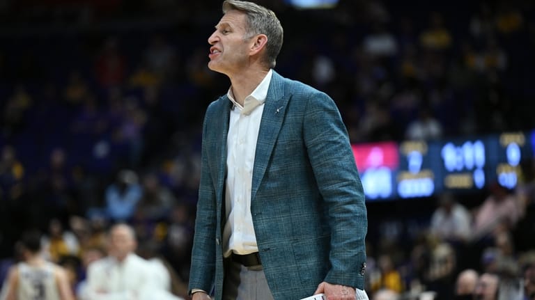 Alabama head coach Nate Oats reacting during the first half...