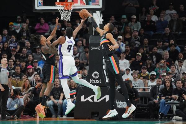 Spurs hand woeful Kings their 16th straight loss