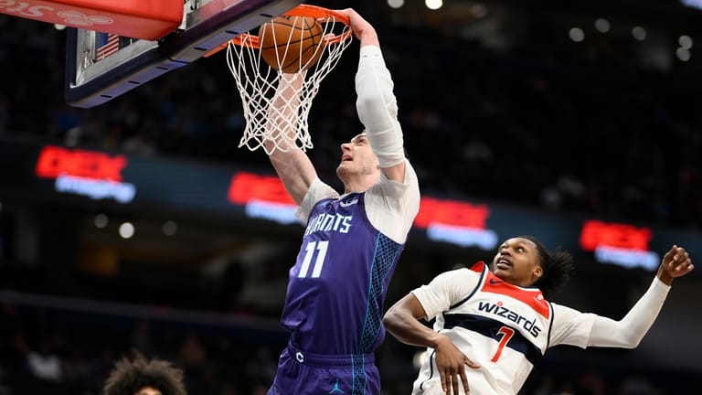 Charlotte Hornets center Ryan Kalkbrenner (11) dunks past Washington Wizards...