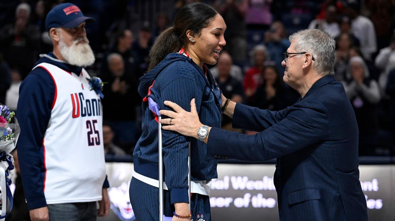 Geno Auriemma's 655th AP Top 25 appearance moves him past Tara VanDerveer