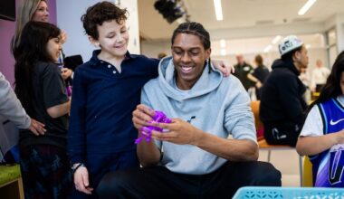 Jazz players, Bear make young patients’ day at new venue – Deseret News