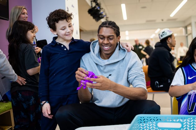 Jazz players, Bear make young patients’ day at new venue – Deseret News