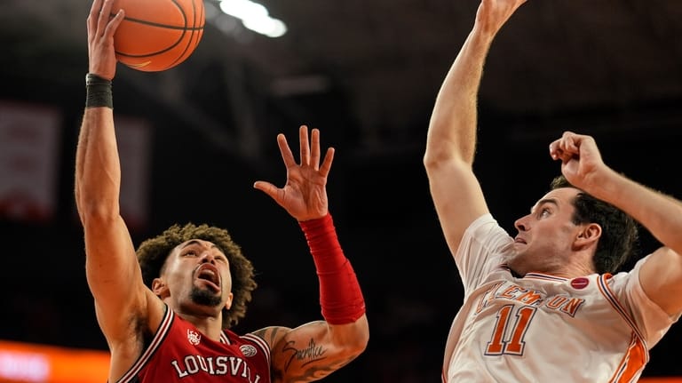 Louisville guard J'vonne Hadley (1) shoots against Clemson forward Nick...