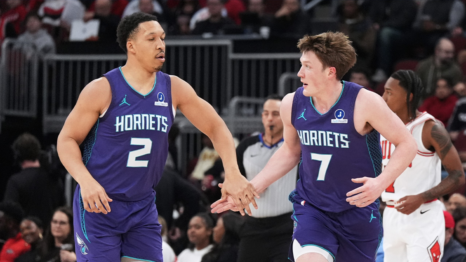 Miller, Knueppel lead Charlotte past Chicago 131-99 for 8th straight road win