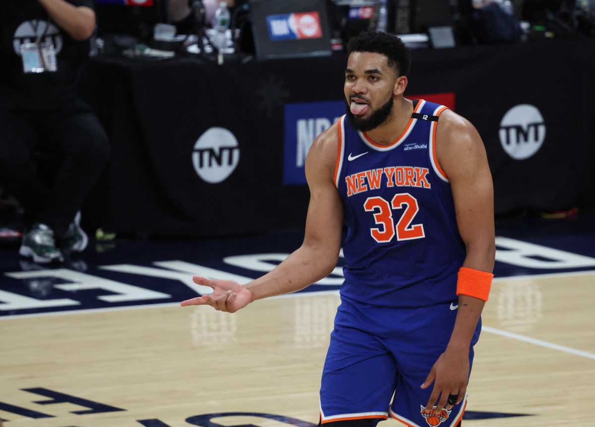 Knicks smash 76ers in 49-point road blowout