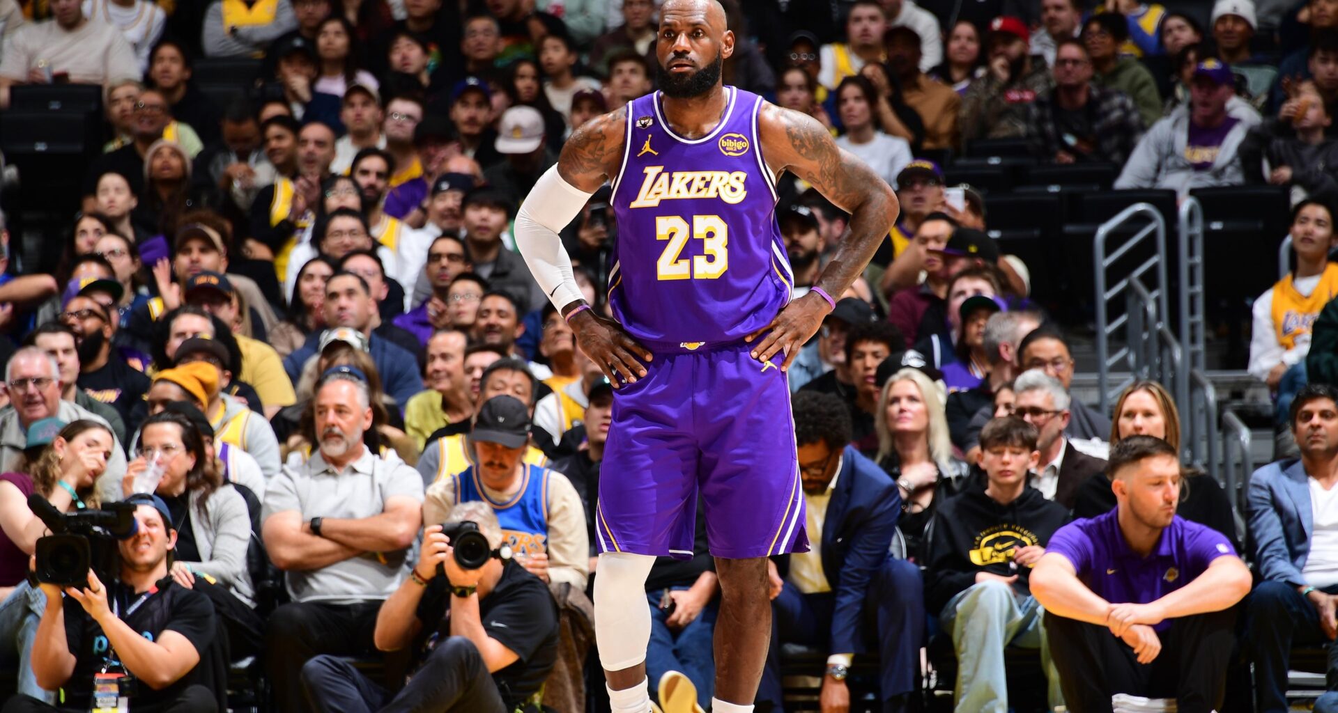 'Vintage' LeBron James Hyped by Fans amid Incredible Start for Lakers vs. Mavs with Luka, Flagg Out
