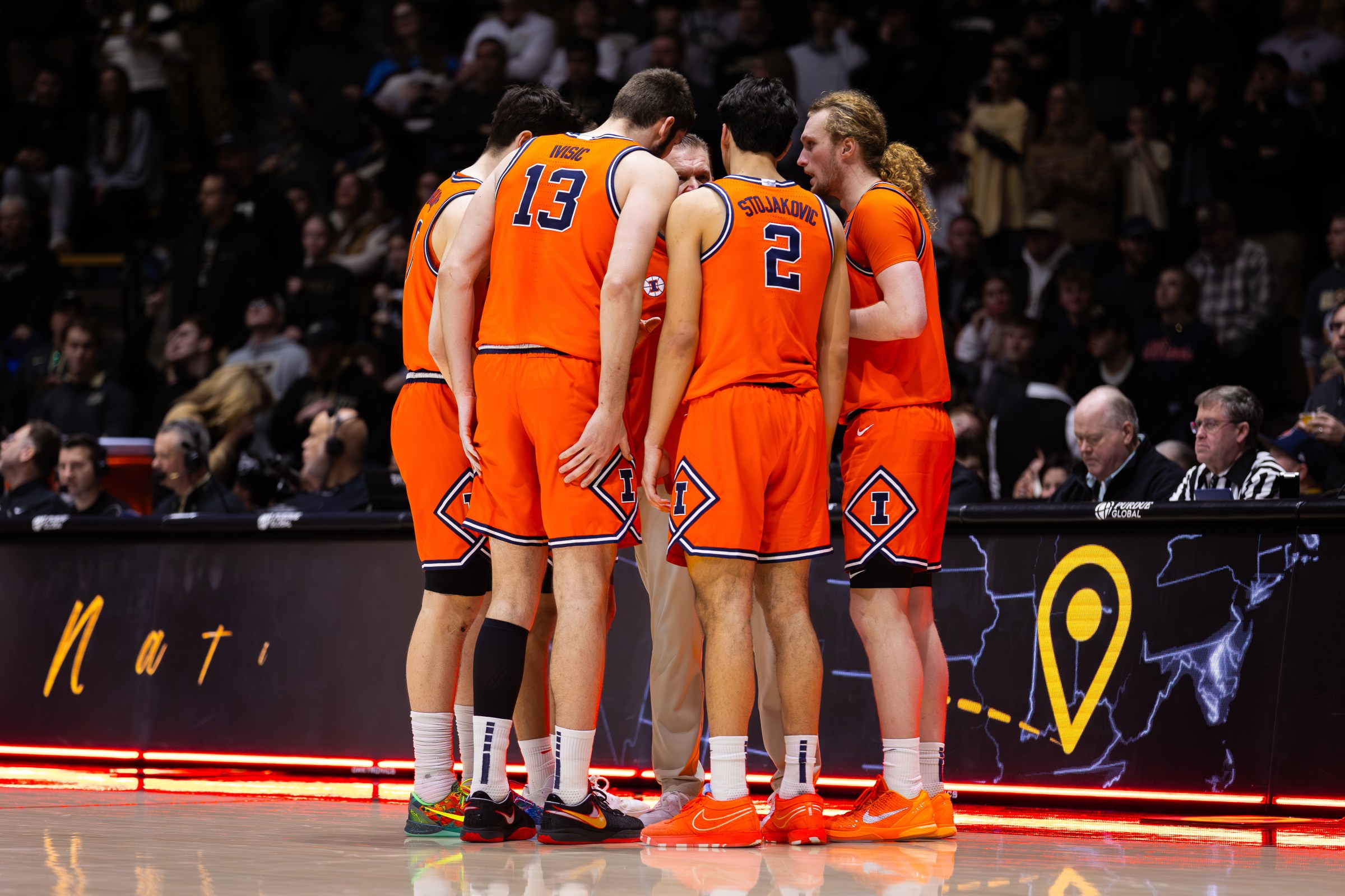Mirkovic, Z. Ivisic, Stojakovic, Davis gather around coach