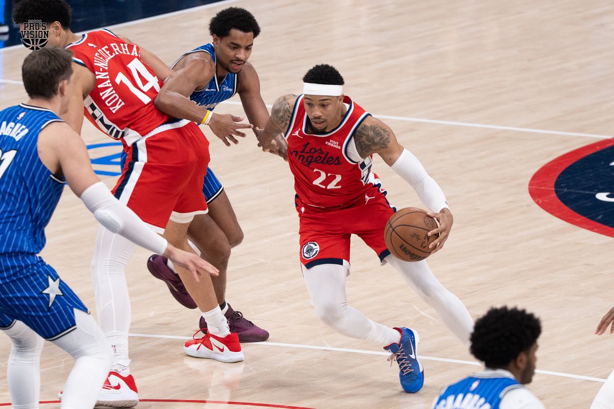 Los Angeles Clippers Guard Jordan Miller (22) uses the screen to get passed his defender during a NBA game against the Orlando Magic on Sunday, February 22, 2026 at Intuit Dome in Inglewood Calif