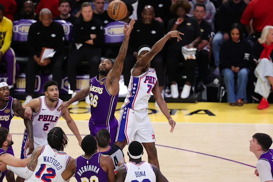 Los Ángeles Lakers guard Marcus Smart (36) and Philadelphia 76ers guard VJ Edgecombe (77) battle for a jump ball during an NBA game on February 5, 2026 in Los Angeles, CA.