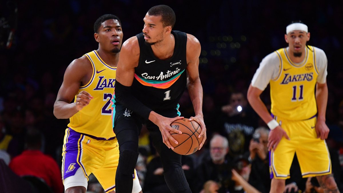 Wembanyama drops 40 in 26 minutes as Spurs rout weakened Lakers