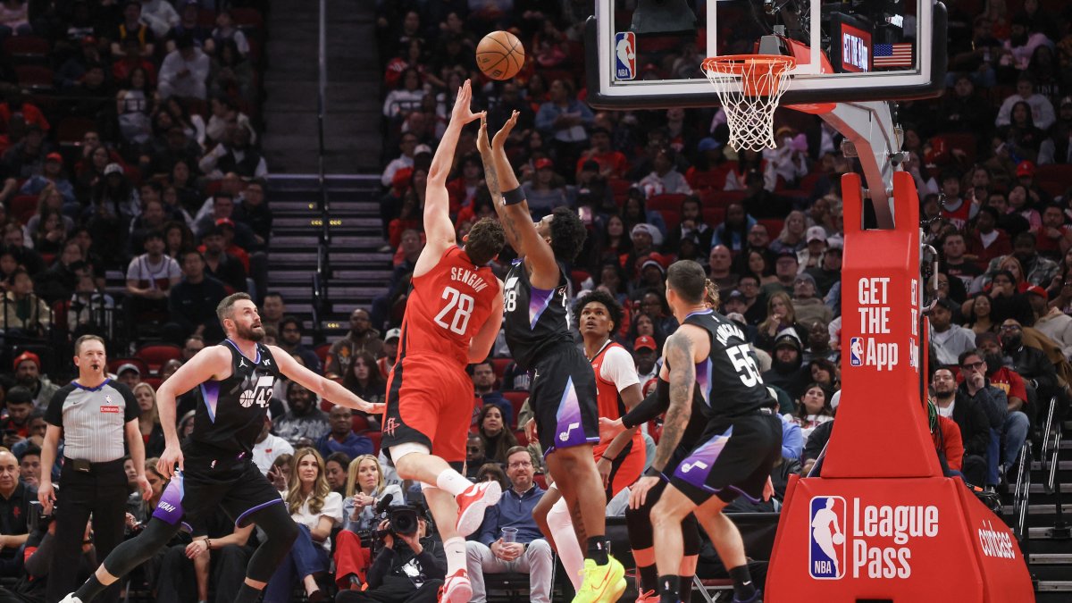 Rockets erupt for 125, climb to 3rd as Spurs stretch streak to 9