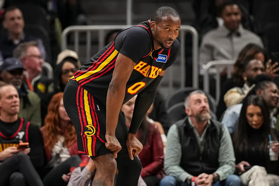 Atlanta Hawks forward Jonathan Kuminga reads the next play versus the Washington WizardsDale Zanine-Imagn Images