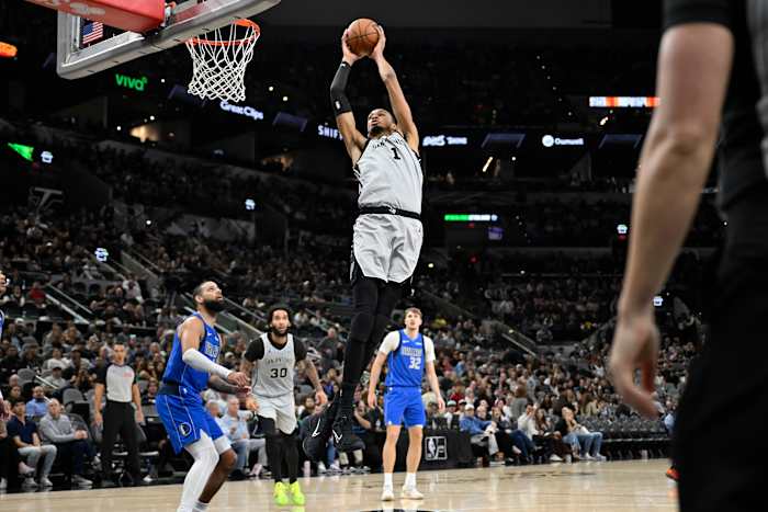 Castle’s 40-point triple-double fuels surging Spurs past Mavericks for 4th straight victory