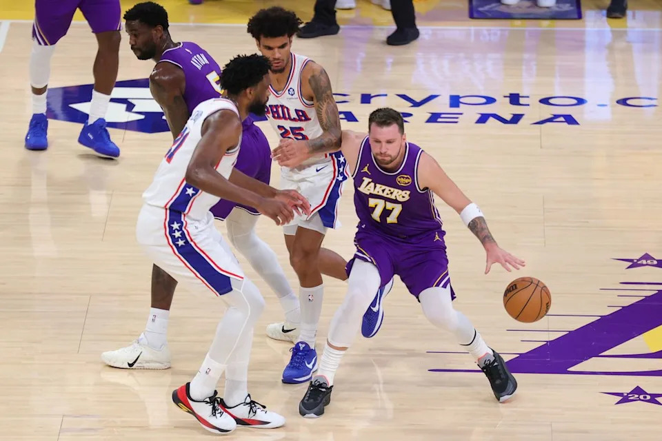 Los Ángeles Lakers guard Luka Doncic (77) dribbles the basketball during an NBA game against the Philadelphia 76ers on February 5, 2026.