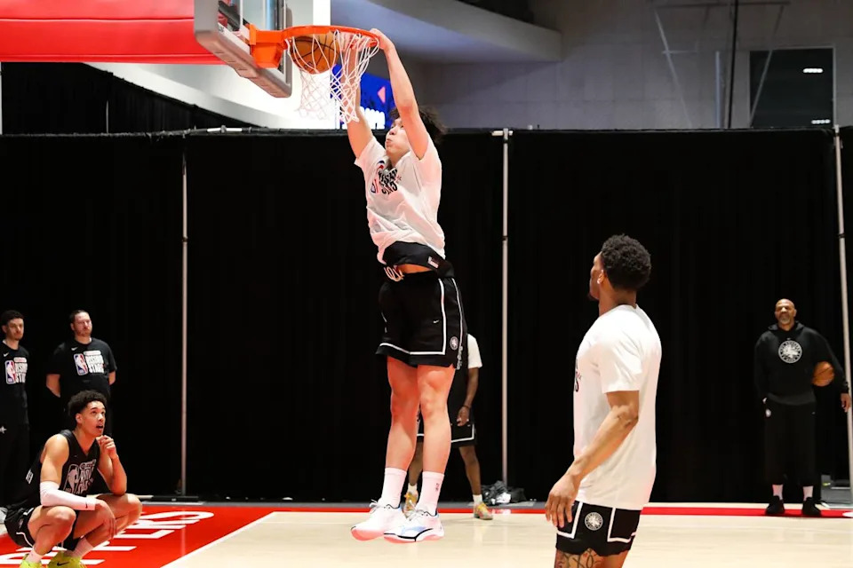 Portland Trailblazers guard Yang Hansen (16) dunks the basketball during NBA Rising Stars practice on February 13, 2026 in Inglewood, CA.