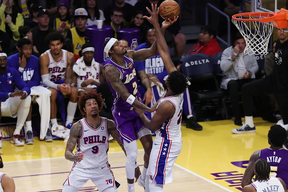 Los Ángeles Lakers forward Jarred Vanderbilt (2) attempts a lay up during an NBA game against the Philadelphia 76ers on February 5, 2026.