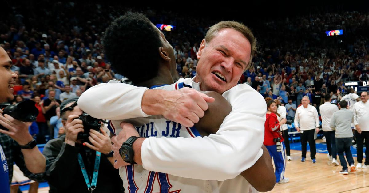 No. 9 Kansas beats top-ranked and previously undefeated Arizona 82-78 | Sports