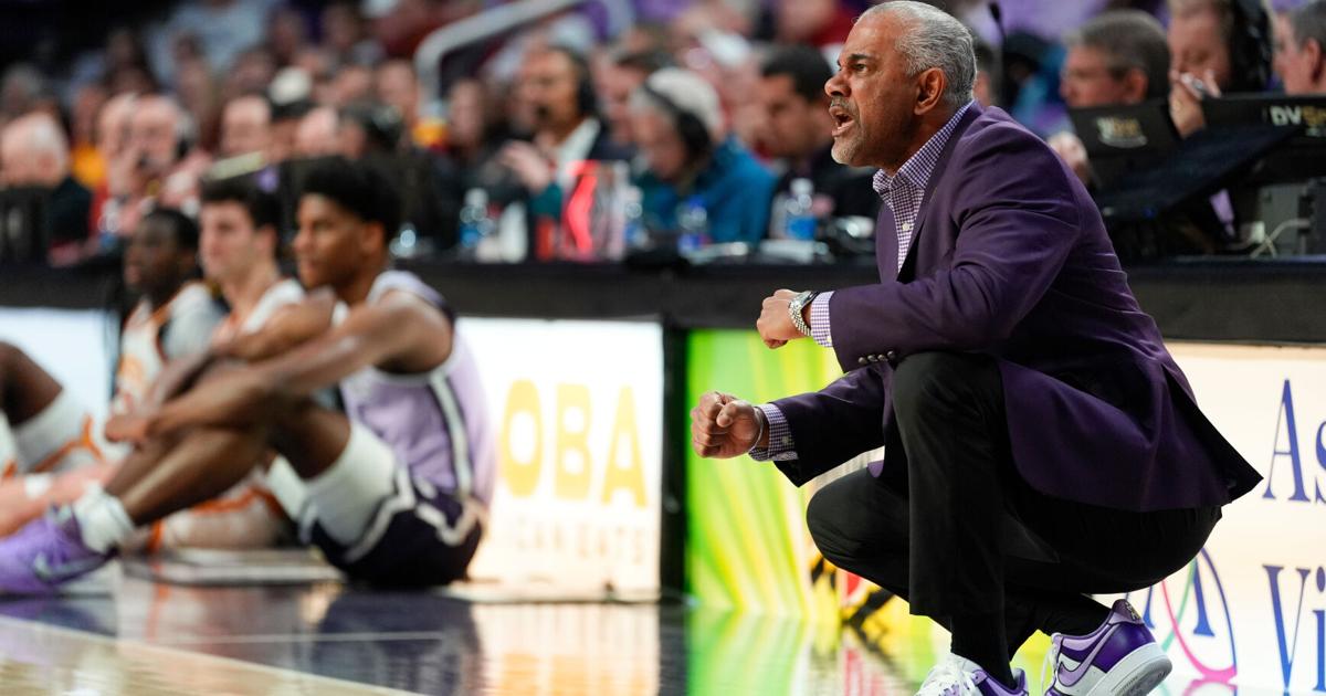 Kansas State coach Jerome Tang erupts after 29-point loss as fans wear paper bags | Basketball