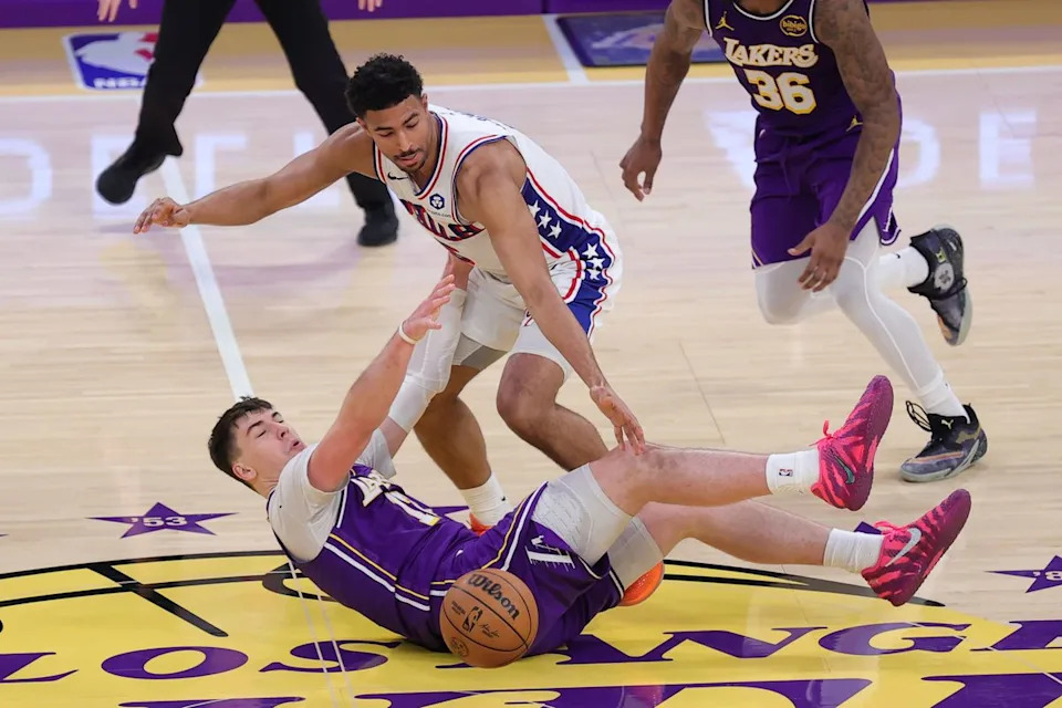 Los Ángeles Lakers forward Jake LaRavia (12) battles for a loose ball during an NBA game against the Philadelphia 76ers on February 5, 2026.