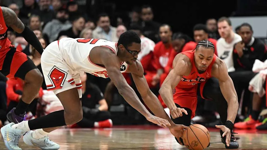 Chicago Bulls forward Jalen Smith reaches for a loose ball against Toronto Raptors forward Scottie Barnes