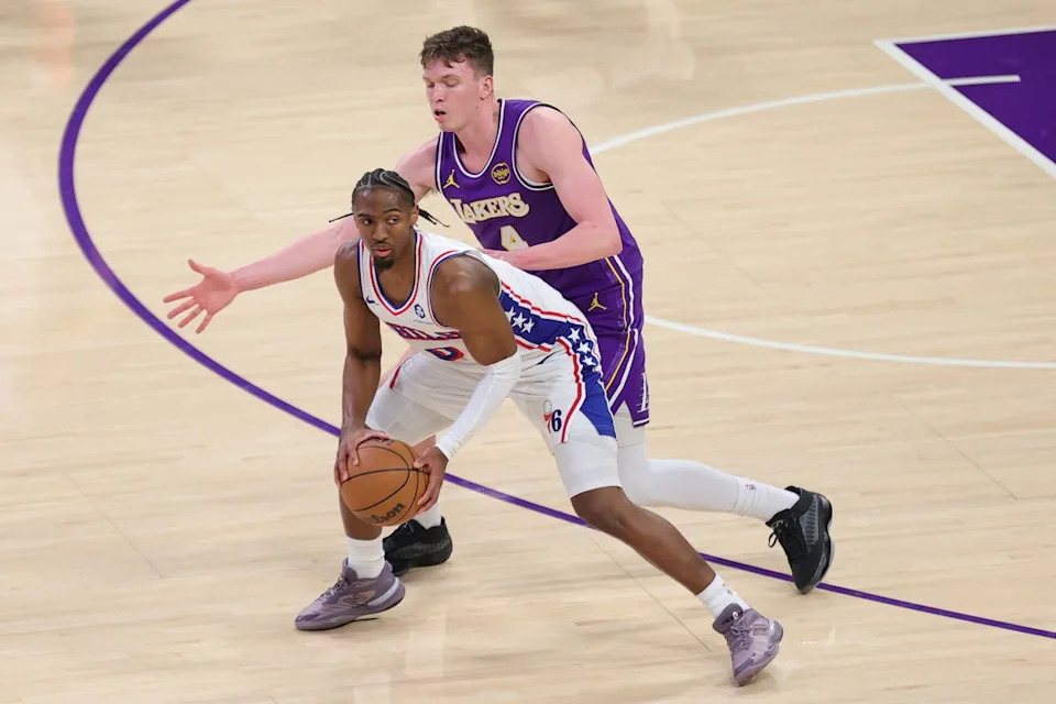 Los Ángeles Lakers forward Dalton Knecht (4) defends Philadelphia 76ers guard Tyrese Maxey (0) during an NBA game on February 5, 2026.