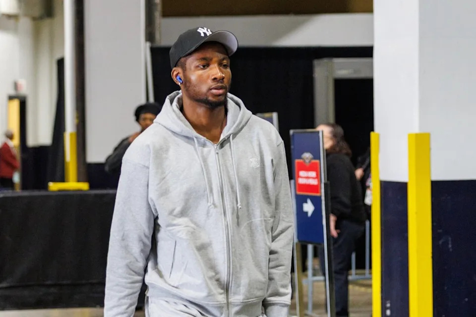 Former Golden State Warriors forward Jonathan Kuminga (00) arrives at the arena before a game.© Stephen Lew-Imagn Images