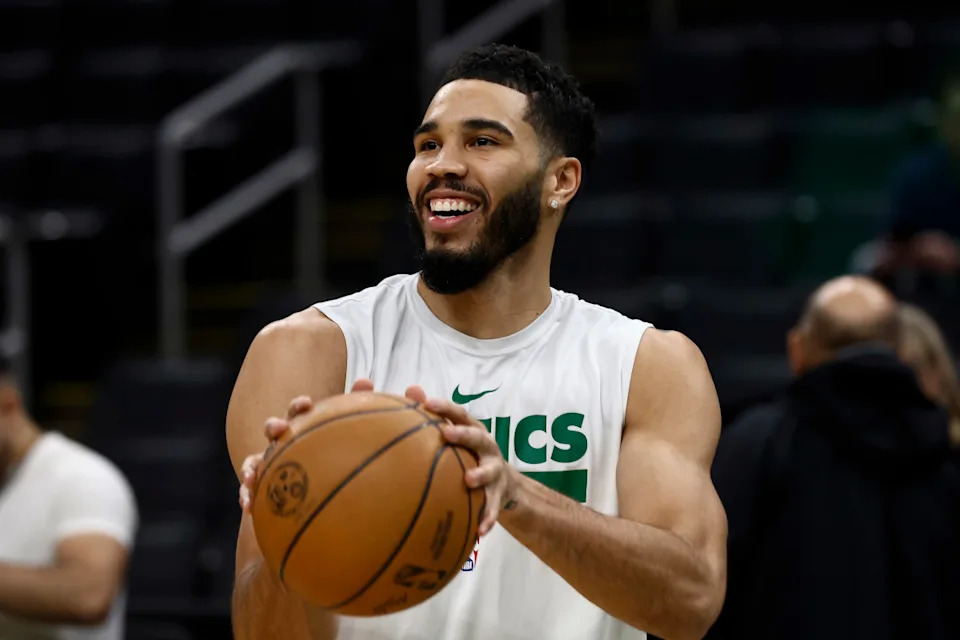 Boston Celtics forward Jayson Tatum (0) warms up before a game.© Winslow Townson-Imagn Images