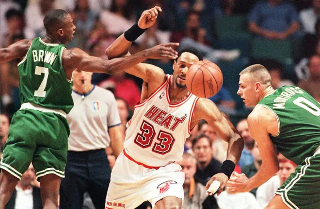 MIAMI, UNITED STATES: Boston Celtic's Dee Brown (L) and Eric Montross (R) knock the ball away from the Miami Heat's Alonzo Mourning(C) in second period action 03 February at the Miami Arena. The Celtics won 100-99. AFP PHOTO Rhona WISE (Photo credit should read RHONA WISE/AFP via Getty Images)