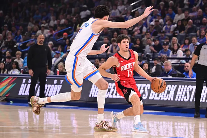 OKLAHOMA CITY, OKLAHOMA - FEBRUARY 7: Reed Sheppard #15 of the Houston Rockets handles the ball in front of Chet Holmgren #7 of the Oklahoma City Thunder during the first half at Paycom Center on February 7, 2026 in Oklahoma City, Oklahoma. NOTE TO USER: User expressly acknowledges and agrees that, by downloading and or using this photograph, User is consenting to the terms and conditions of the Getty Images License Agreement. (Photo by Joshua Gateley/Getty Images)