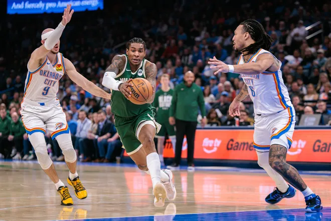 OKLAHOMA CITY, OKLAHOMA - FEBRUARY 12: Kevin Porter Jr. #7 of the Milwaukee Bucks drives to the basket around Alex Caruso #9 and Jaylin Williams #6 of the Oklahoma City Thunder during the second half at Paycom Center on February 12, 2026 in Oklahoma City, Oklahoma. NOTE TO USER: User expressly acknowledges and agrees that, by downloading and or using this photograph, User is consenting to the terms and conditions of the Getty Images License Agreement. (Photo by William Purnell/Getty Images)
